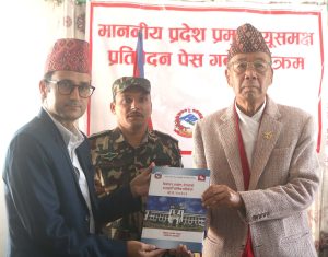 प्रदेश प्रमुख खापुङ्गसमक्ष निर्वाचन आयोगको वार्षिक प्रतिवेदन पेस