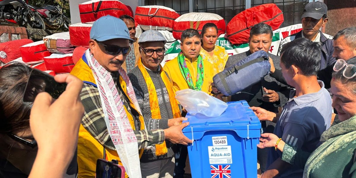 बाढीपीडितलाई कम्बल र इमरजेन्सी सेट वितरण