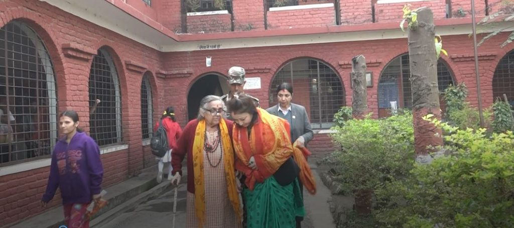 महिला र बालबालिकाको अवस्था बुझ्न फिल्डमा मन्त्री श्रेष्ठ