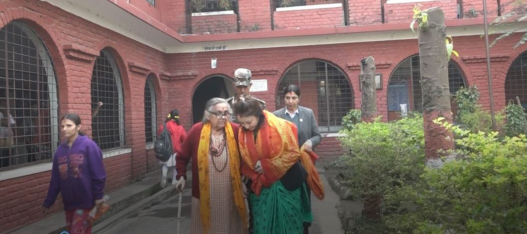 महिला र बालबालिकाको अवस्था बुझ्न फिल्डमा मन्त्री श्रेष्ठ