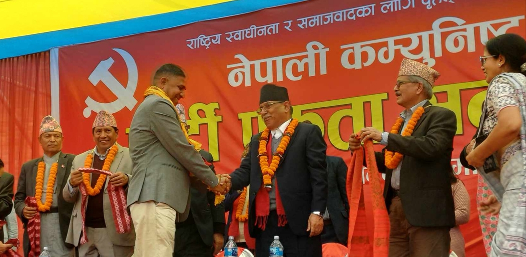 एमाले मोरङका पूर्वसचिव रुपेश खतिवडा नेपाली कम्युनिष्ट पार्टीमा प्रवेश