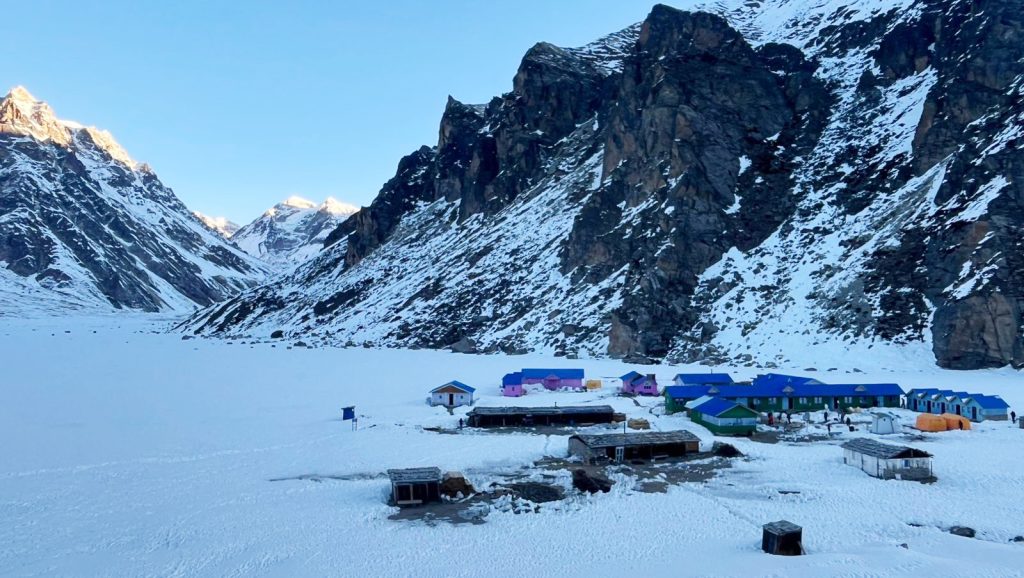 कञ्चनजङ्घा आधार शिविर क्षेत्रका व्यवसायी चिसो र हिमपातले बेंसीतिर