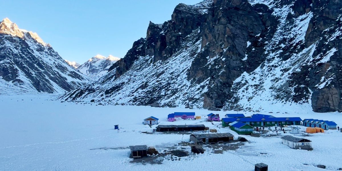 कञ्चनजङ्घा आधार शिविर क्षेत्रका व्यवसायी चिसो र हिमपातले बेंसीतिर
