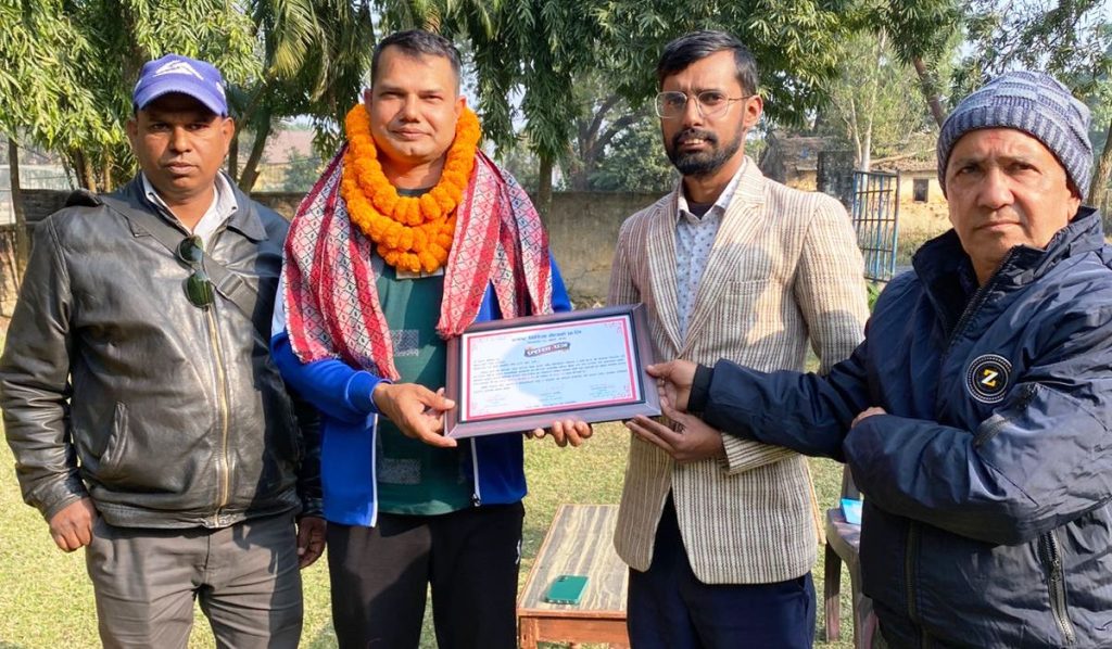 सञ्चारकर्मीद्धारा सशस्त्र  प्रहरी नायब उपरीक्षक विकास खतिवडा सम्मानित