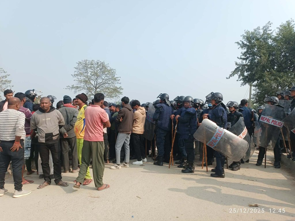 केसेलिया किनारमा फोहर विसर्जन ठप्प, स्थानीयले सुरु गरे आन्दोलन