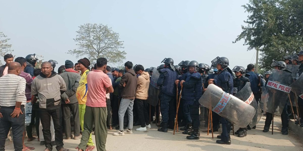 केसेलिया किनारमा फोहर विसर्जन ठप्प, स्थानीयले सुरु गरे आन्दोलन