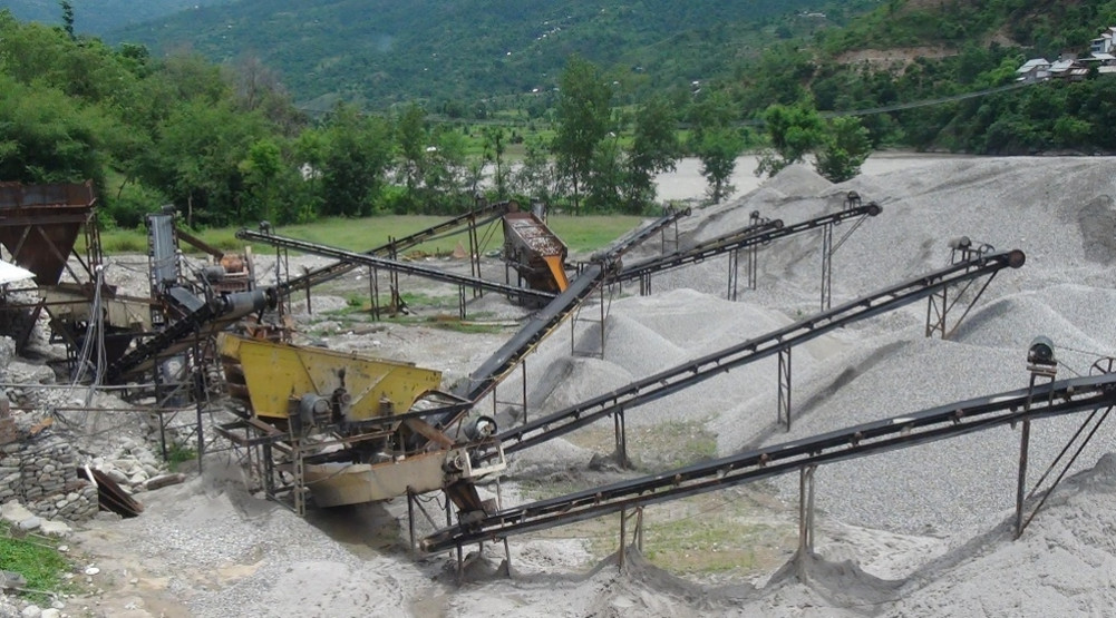 भोजपुरको लेगुवाघाटस्थित अवैध क्रसर उद्योग बन्द