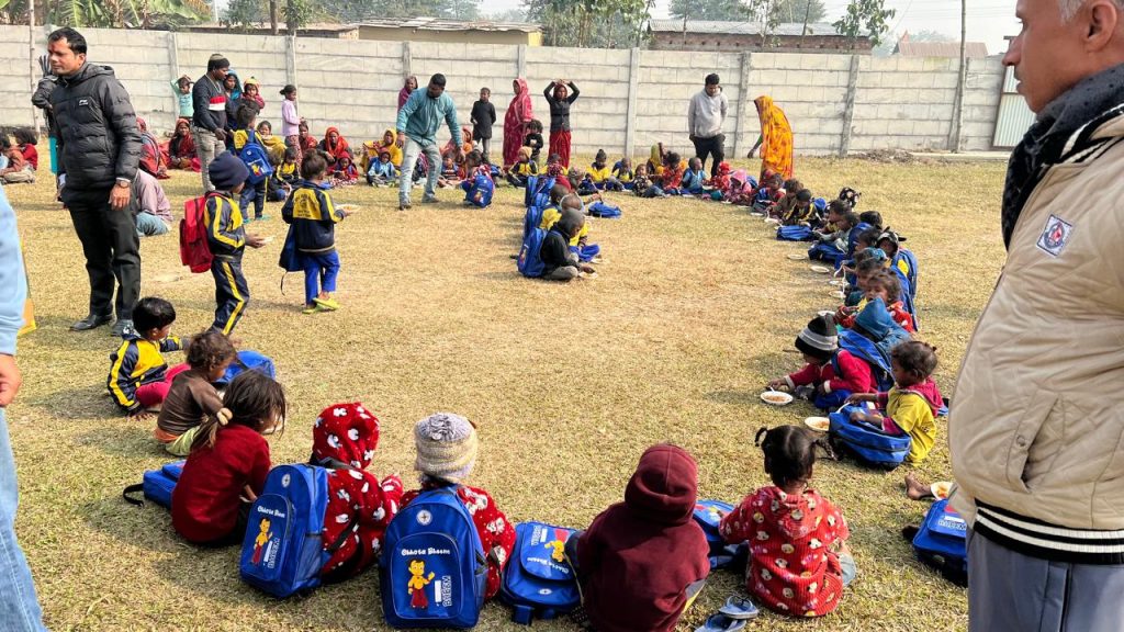 ४१ क्लब नं. १ विराटनगरद्वारा १०० विद्यार्थीलाई न्यानो कपडा र स्टेशनरी वितरण