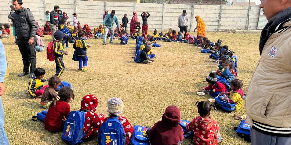 ४१ क्लब नं. १ विराटनगरद्वारा १०० विद्यार्थीलाई न्यानो कपडा र स्टेशनरी वितरण