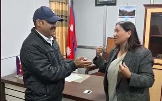 उपसभामुख इन्दिरा रानामगरद्वारा सरकारी गाडी फिर्ता, ट्याक्सी चढेर बाहिरिइन्