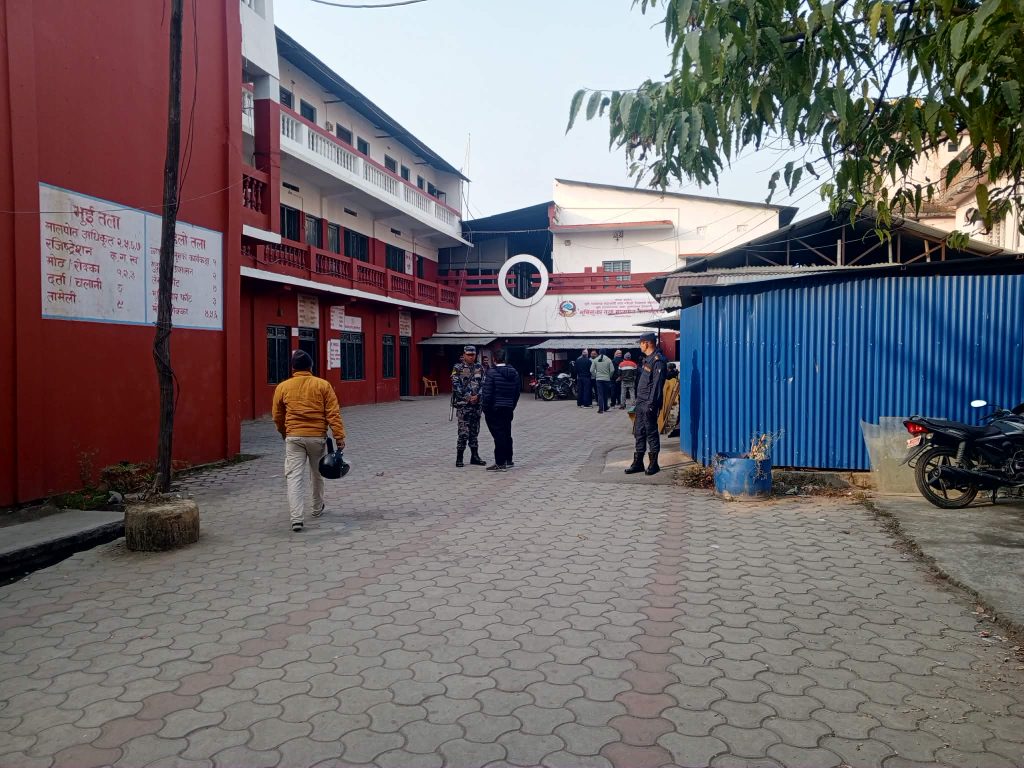 सिडिओलाई ५ हजार बुझाउनुपर्छ भन्दै बिचौलियाले सेवाग्राहीसँग रकम असुलेपछि ३० लेखापढी व्यवसायी पक्राउ
