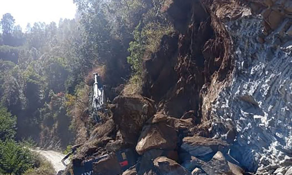 सडक निर्माणका क्रममा पहिरोले एक्स्काभेटर पुरियो