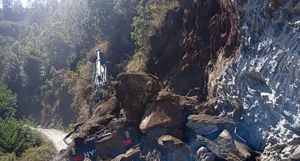 सडक निर्माणका क्रममा पहिरोले एक्स्काभेटर पुरियो