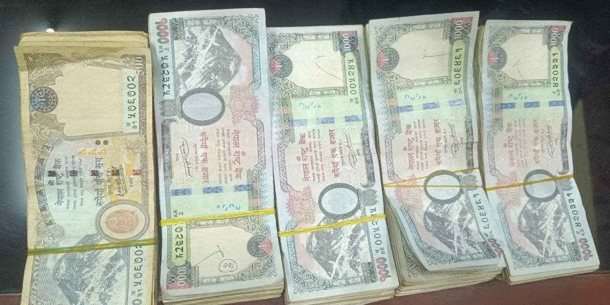 स्रोत नखुलेको २७ लाखसहित विराटनर विमानस्थलबाट दुई जना पक्राउ