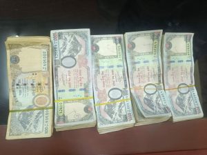 विराटनगर भन्सार नाकाबाट ४ लाख ७० हजार नगदसहित एक पक्राउ