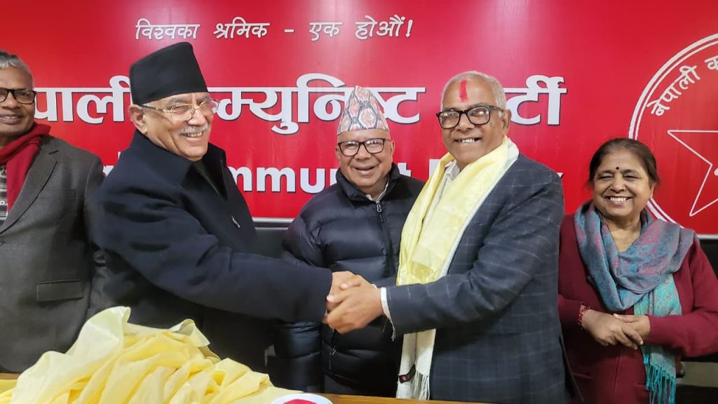 विभिन्न जिल्लाबाट ४ दर्जन बढी एमाले नेता तथा जनप्रतिनिधि नेकपा प्रवेश