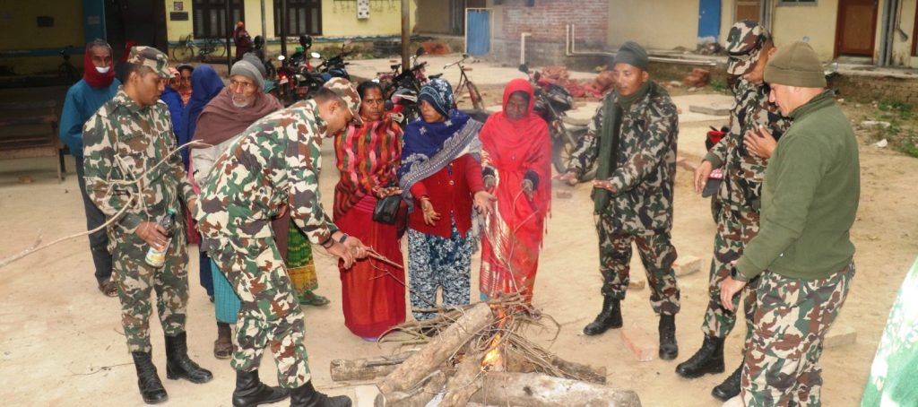 राहतका लागि नेपाली सेनाद्वारा दाउरा वितरण सुरु
