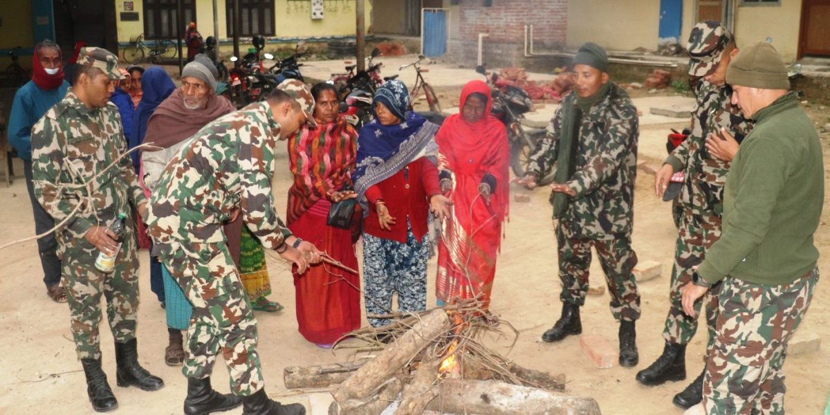 राहतका लागि नेपाली सेनाद्वारा दाउरा वितरण सुरु