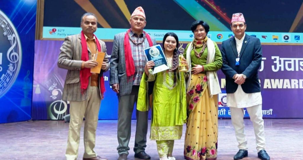 रेखा पोखरेलले जितिन् उत्कृष्ट नवगायिकाको अवार्ड