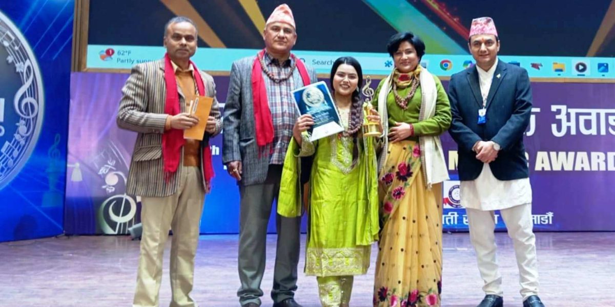 रेखा पोखरेलले जितिन् उत्कृष्ट नवगायिकाको अवार्ड