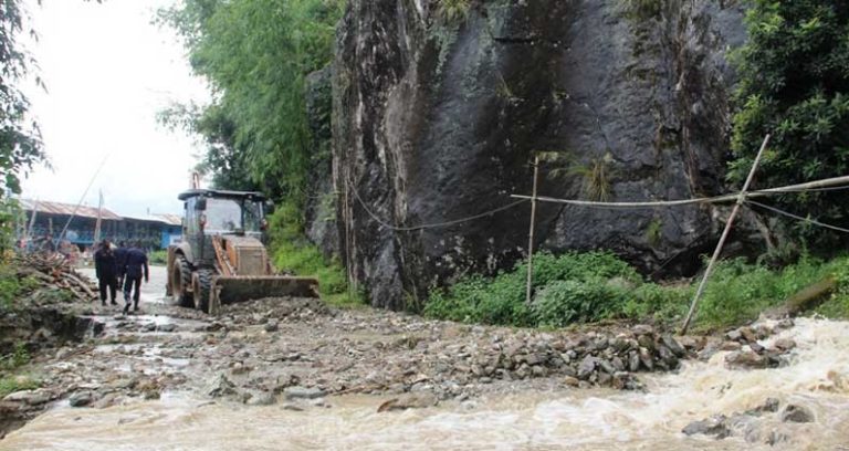 ताप्लेजुङमा पहिरो खसेपछि मेची राजमार्ग अवरुद्ध