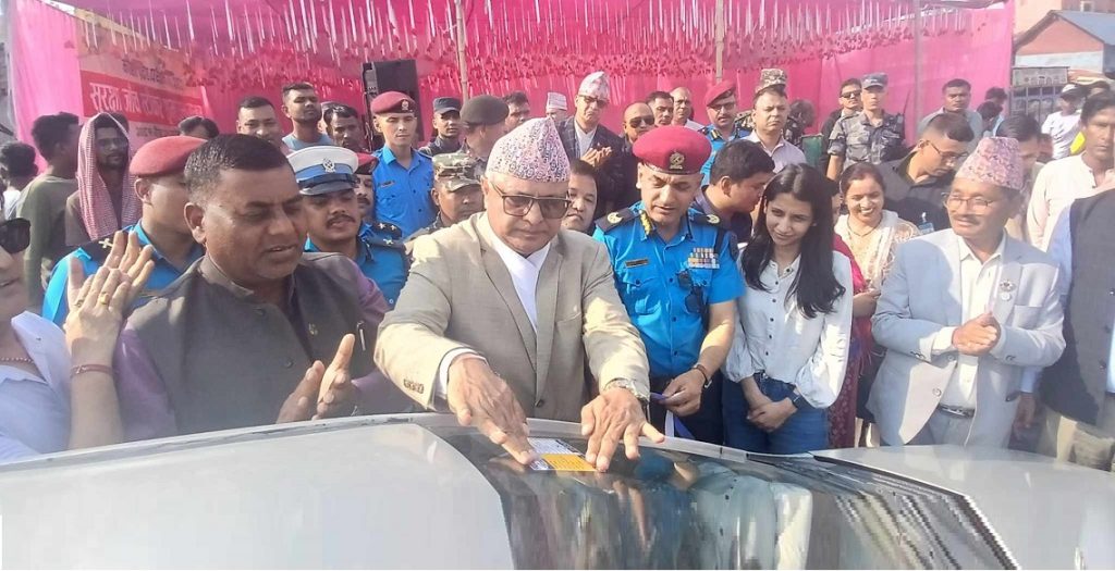 बिचैमा तुहियो भारतीय गाडीको ‘स्टिकर अभियान’, हटेन पर्यटकलाई सास्ती
