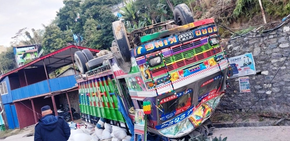 धनकुटामा ट्रक पल्टिएर भएको दुर्घटनामा दुई घाइते