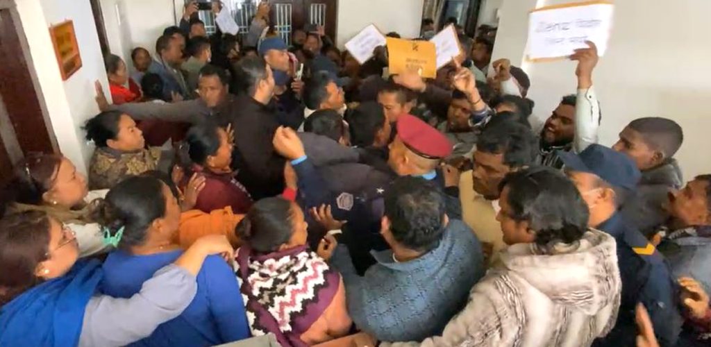 ग्रामथानकी उपाध्यक्षले लेखा शाखामा लगाएको ताला स्थानीयले फुटाइदिए