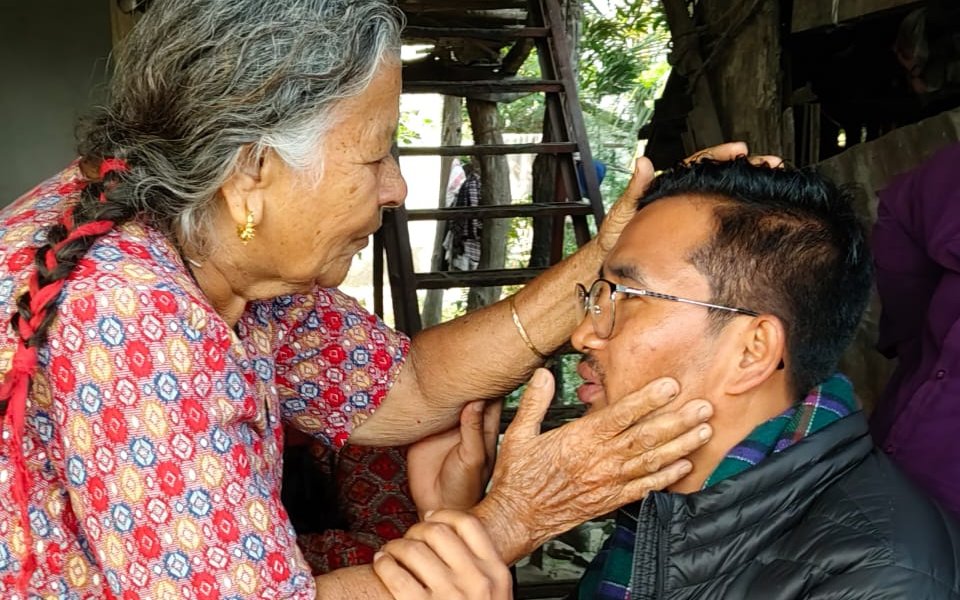 सहिद तथा बेपत्ता परिवारको आशीर्वाद लिएर उम्मेदवारी दर्ता गर्दै नेकपाका रन्जित