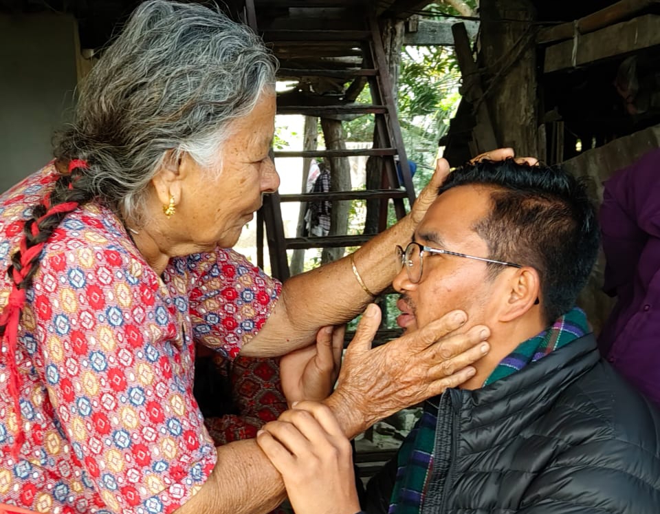 सहिद तथा बेपत्ता परिवारको आशीर्वाद लिएर उम्मेदवारी दर्ता गर्दै नेकपाका रन्जित