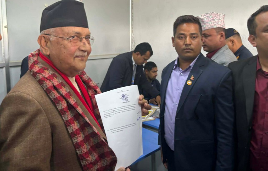 केपी ओलीले झापा–५ मा गरे उम्मेदवारी दर्ता, भने ५ वटै क्षेत्रमा एमाले जित्छ