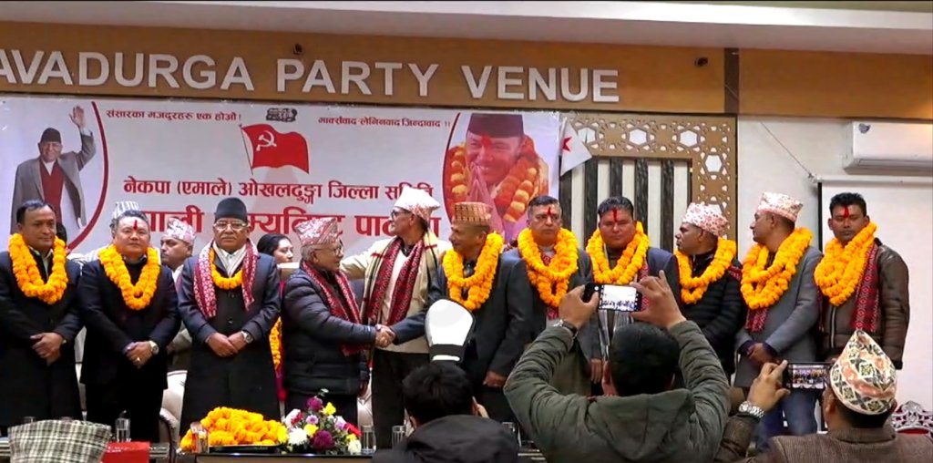 एमाले ओखलढुंगामा अर्को विद्रोह, जिल्ला कमिटी नै नेकपामा समाहित