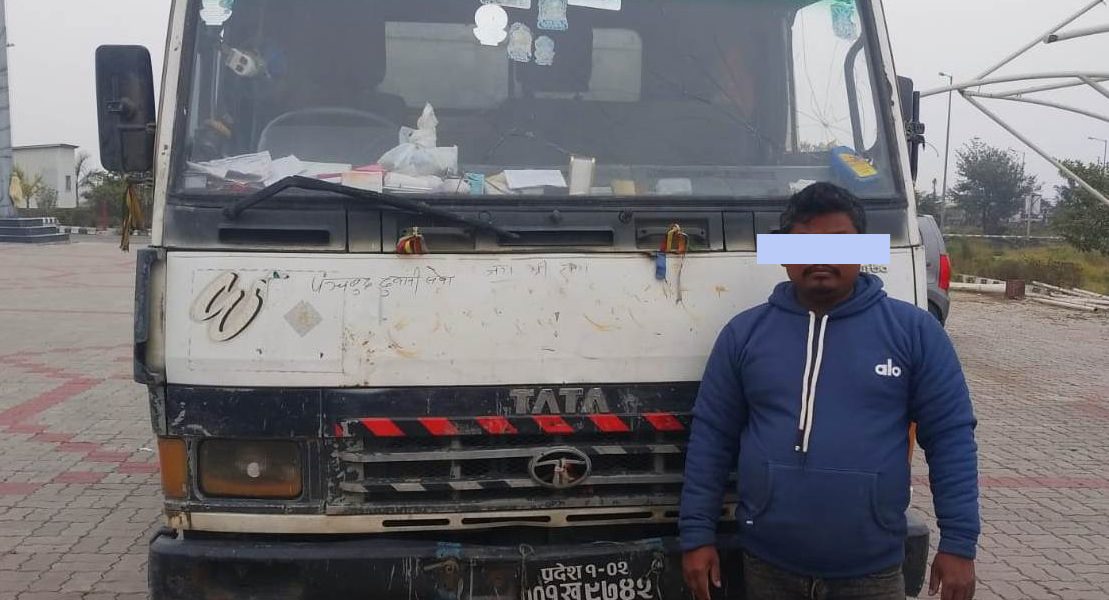 विराटनगरमा ढुवानी कम्पनीकै मिलेमतोमा तस्करी : ट्रकसहित साढे ५ लाखको सामान बरामद
