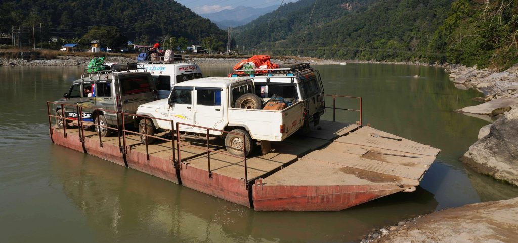 सतिघाटमा अरुण नदिमाथि पक्की पुल नहुँदा फेरीकै सहारा