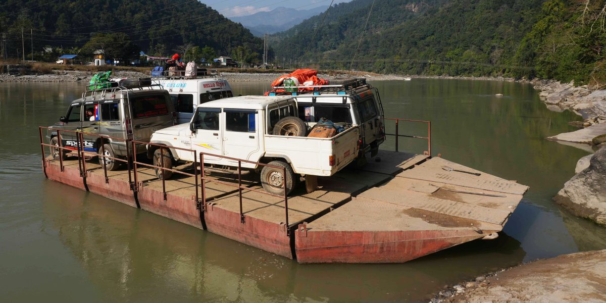 सतिघाटमा अरुण नदिमाथि पक्की पुल नहुँदा फेरीकै सहारा