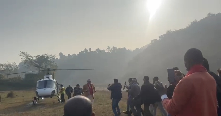 बागमतीका मुख्यमन्त्री हेलिकप्टर चढेर वनभोजमा