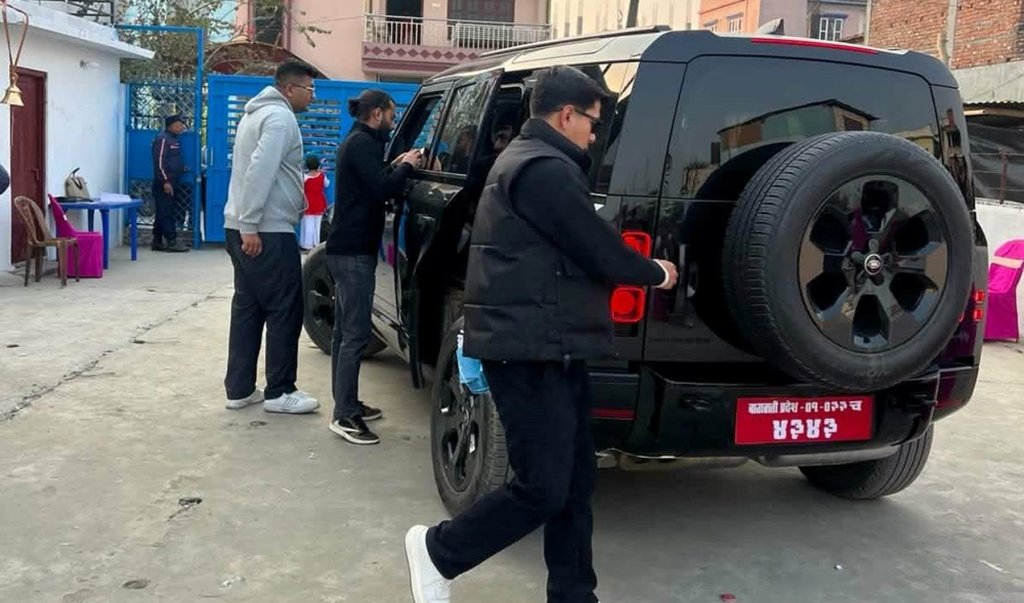 बालेन शाह चढेको गाडी करेण्ट चाउचाउका मालिक कमल मालपानीको !