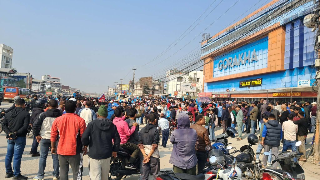 बालेनको उम्मेदवारीले तातियो झापा ५ : दमकचोकमा कार्यकर्ताको भिड (तस्बिरहरू)