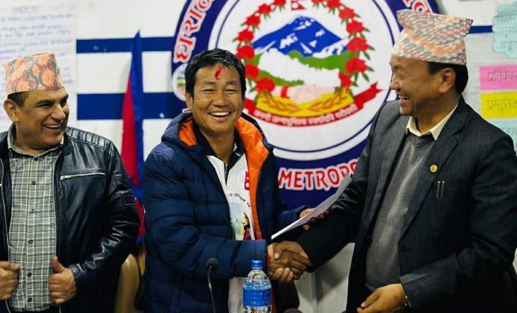 कार्यपालिका बैठकमा पुगेर राजीनामा लेख्दै विदा भए हर्क, उप्रमुखले दिए शुभकामना
