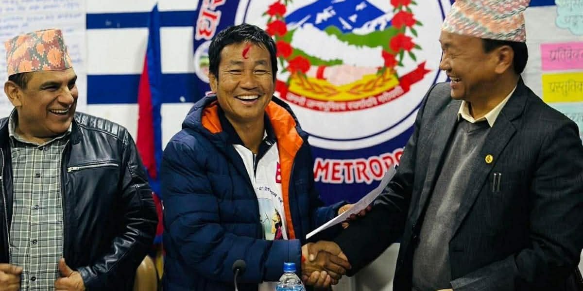 कार्यपालिका बैठकमा पुगेर राजीनामा लेख्दै विदा भए हर्क, उप्रमुखले दिए शुभकामना