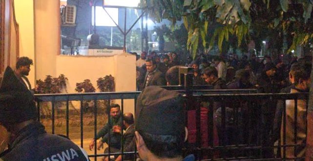 टिकट वितरणमा चलखेल भएको भन्दै रास्वपा कार्यकर्ता रवि र बालेनको विरोधमा