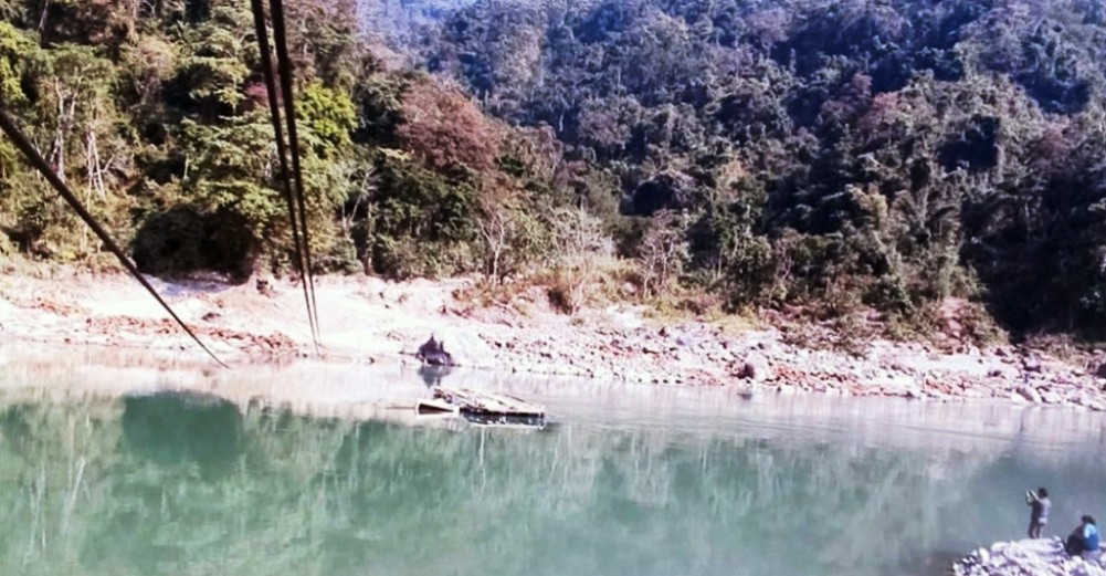 फेरीबाट तार्न खोजिएको बस डुब्यो सुनकोशीमा