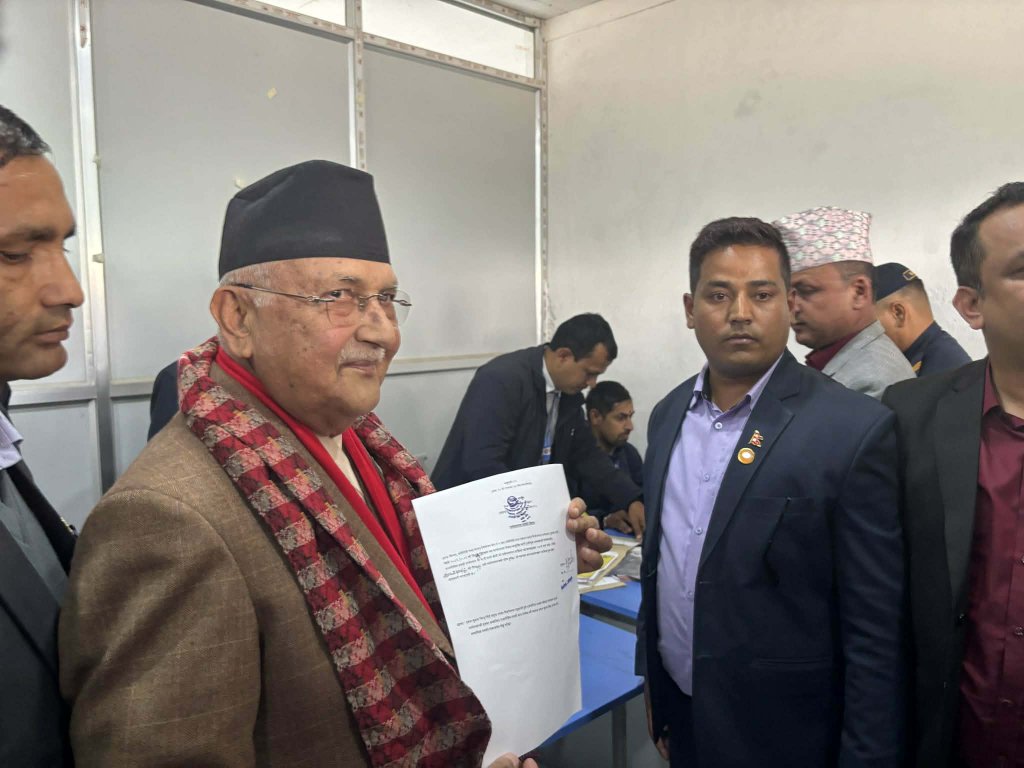 केपी ओलीले झापा–५ मा गरे उम्मेदवारी दर्ता