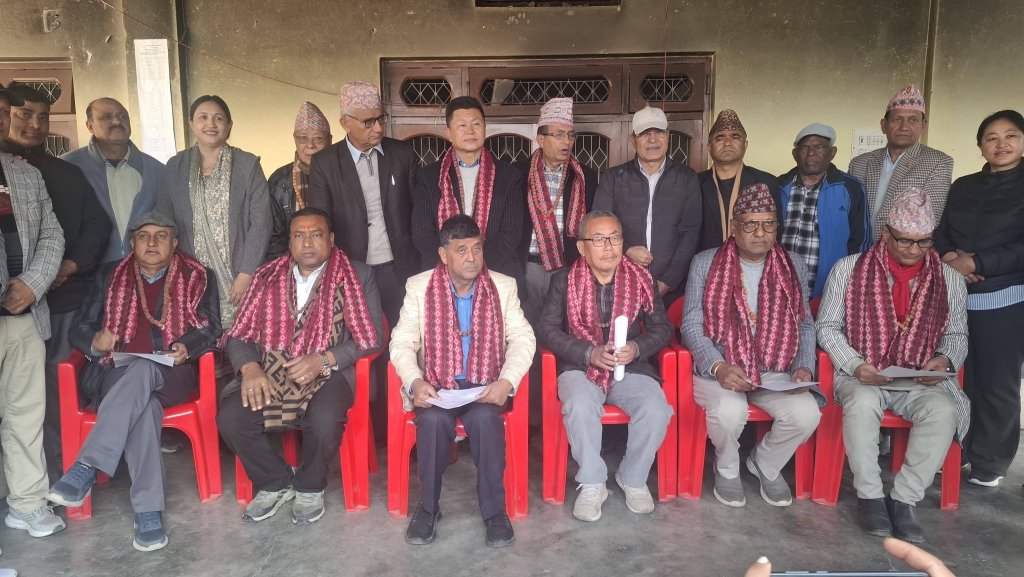 मोरङमा एमाले उम्मेदवारको हात–हातमा टिकट
