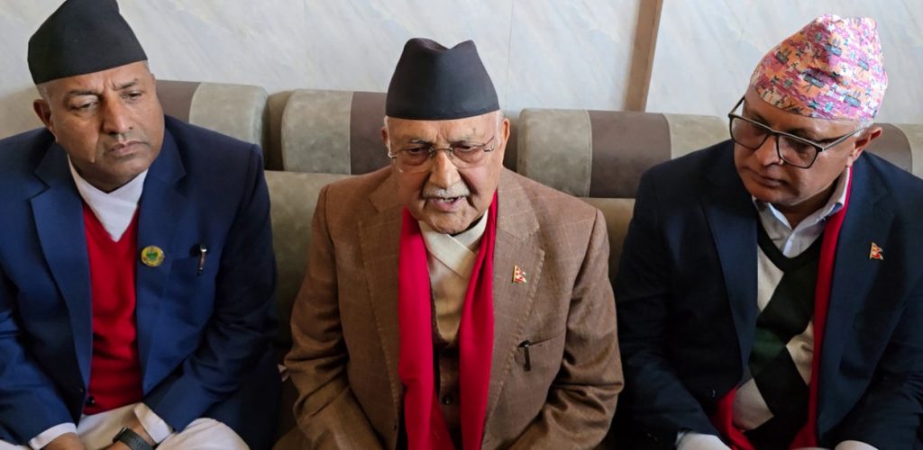 झापा ५ मा ओलीलाई विपक्षीभन्दा आफ्नै ‘पारिवारिक सिन्डीकेट’ मुख्य तगारो