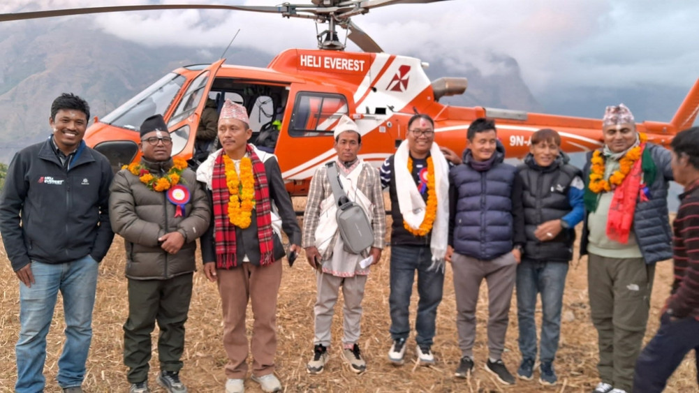 गाउँ भेला गर्न हेलिकप्टर प्रयोग गर्दै रास्वपाका नेताहरु