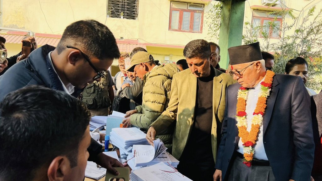 डा. शेखर कोइरालाले दर्ता गराए मोरङ ६ बाट उम्मेदवारी