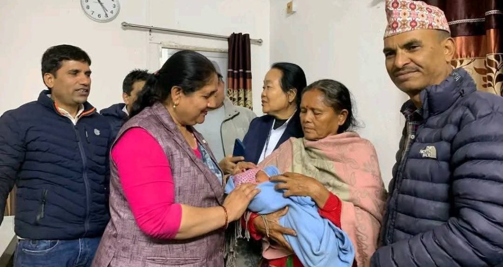 अस्पतालमा छोरा जन्माएर आमा बेपत्ता भएपछि…..