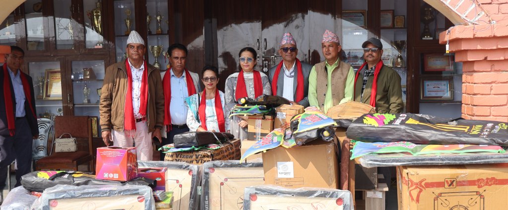 आदर्श माविले पाएको पुरस्कार रकमबाट अन्य विद्यालयलाई खेल सामग्री सहयोग