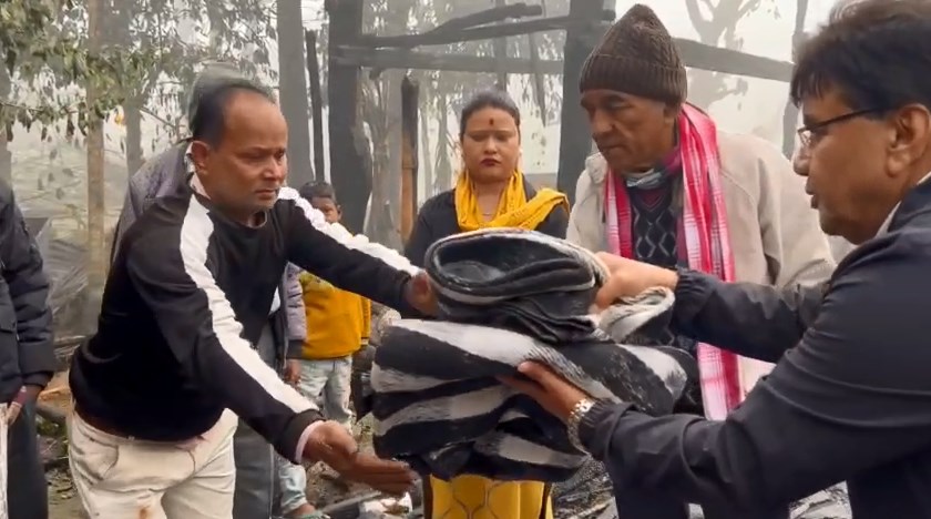 आचारसंहिता विपरित कम्बल वितरण गर्दै काँग्रेस उम्मेदवार लालवानी